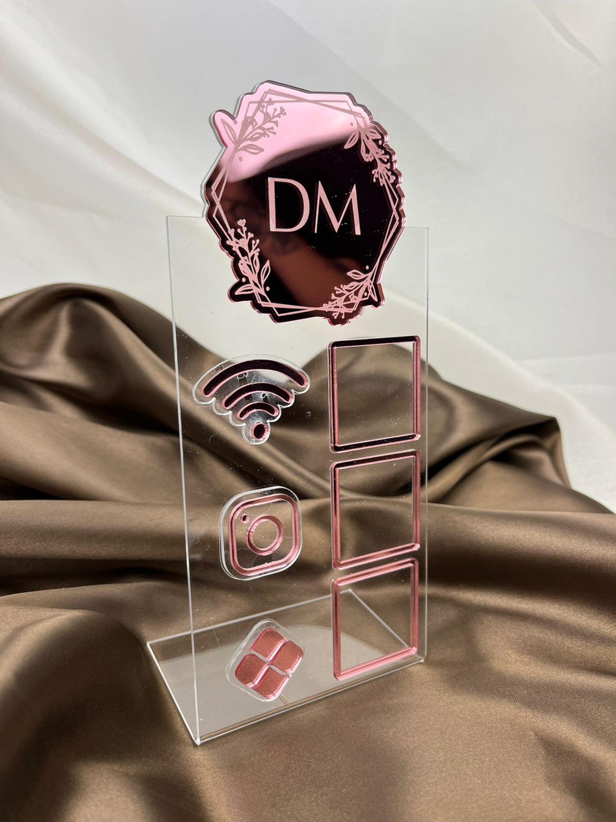 Placa de atendimento em acrílico transparente com elementos rosé
