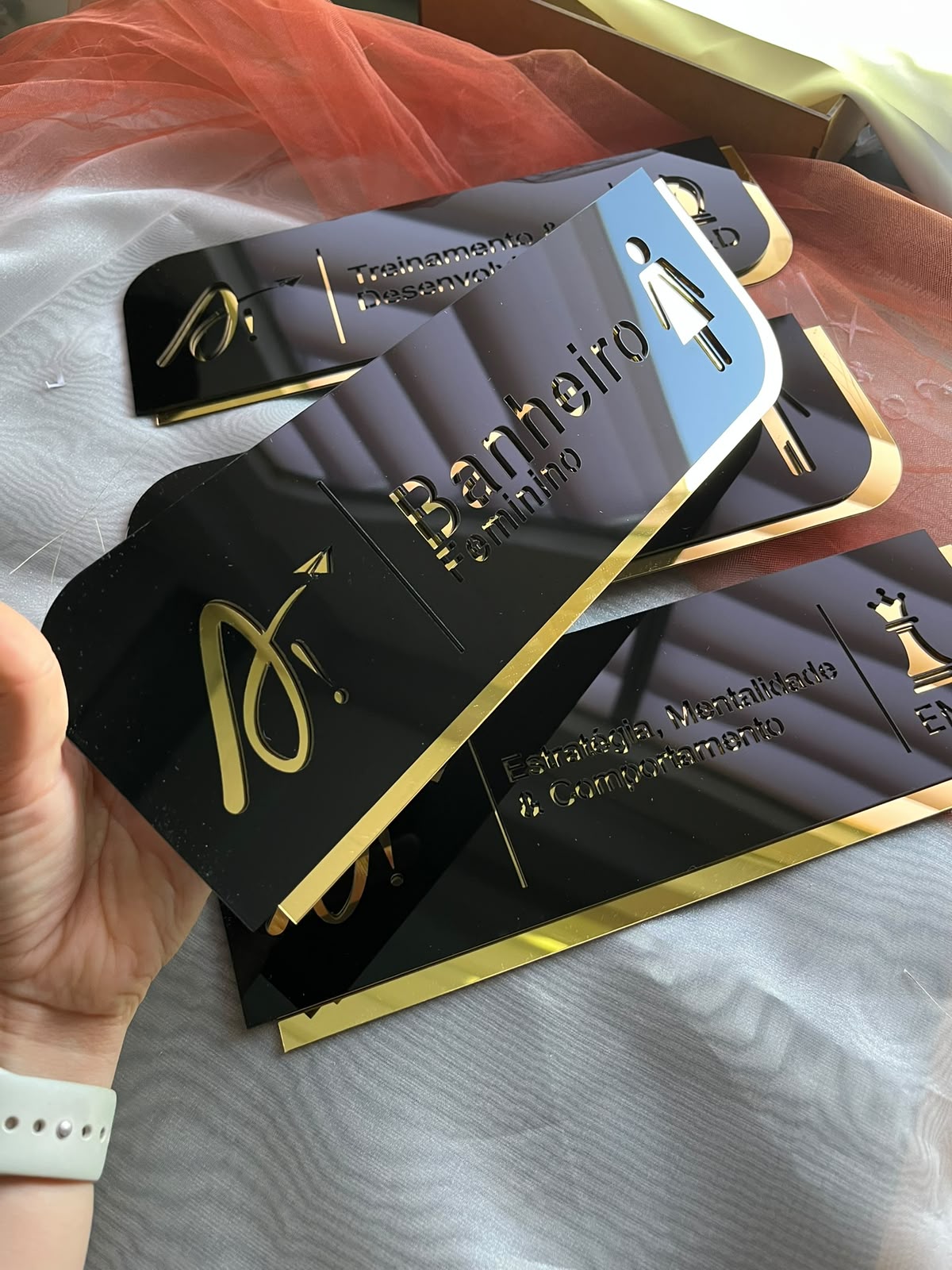 Placas de sinalização em acrílico preto e dourado com a marca do cliente