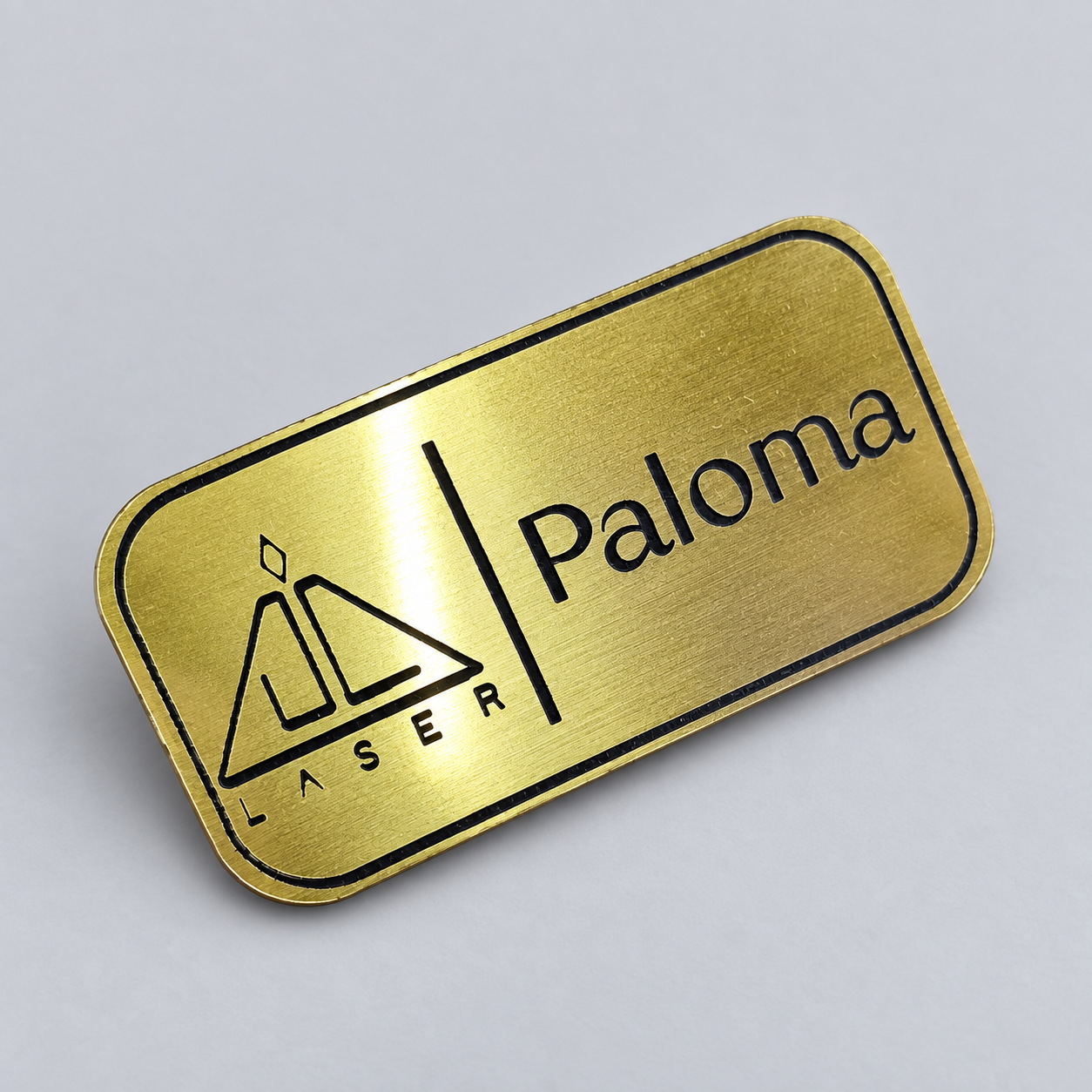Broche de identificação dourado personalizado com nome e marca